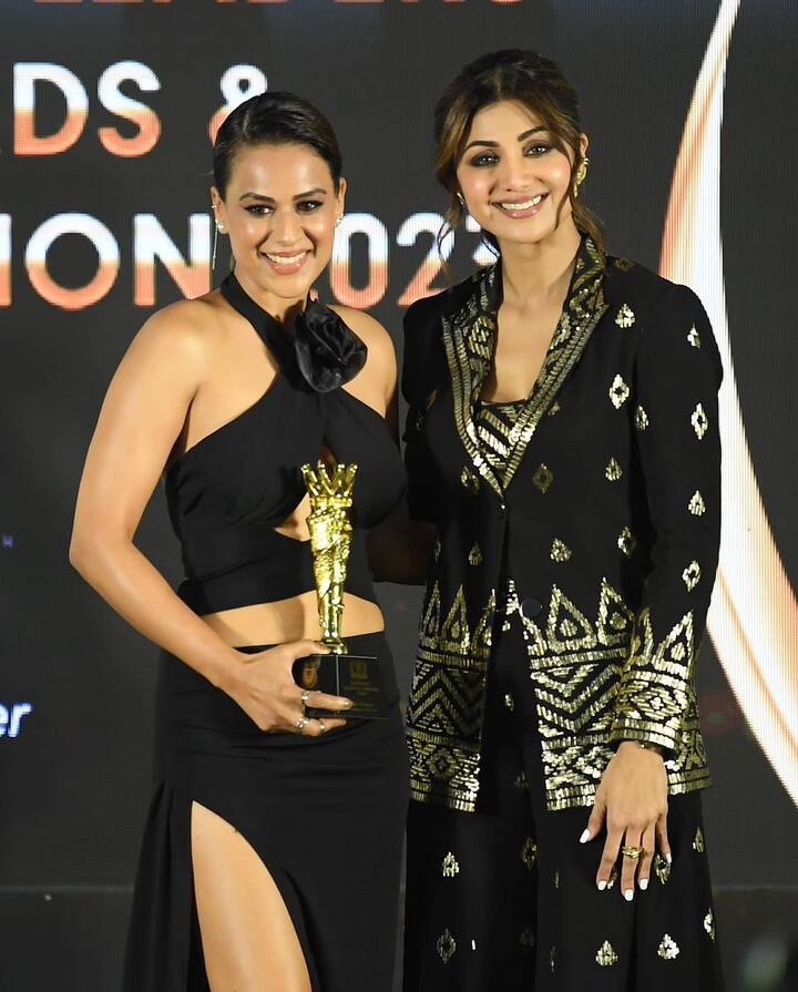 નિયા શર્મા આ લૂકમાં ખૂબ જ હોટ લાગી રહી છે. અભિનેત્રીએ બ્લેક લૂકમાં સ્ટેજ પર આગ લગાવી હતી.