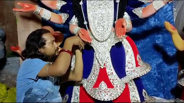 হাবড়ার বাণীপুরে শিল্পী ইন্দ্রজিৎ পোদ্দার প্রায় চারমাস ধরে গড়েছেন প্রতিমা। নিরাপত্তার জন্য রাখা হয়েছিল ৪ জন গানম্যানকে। ১২টি সিসি ক্যামেরায় অষ্টপ্রহর পাহারা দেওয়া হত রুপোর দুর্গাকে।        