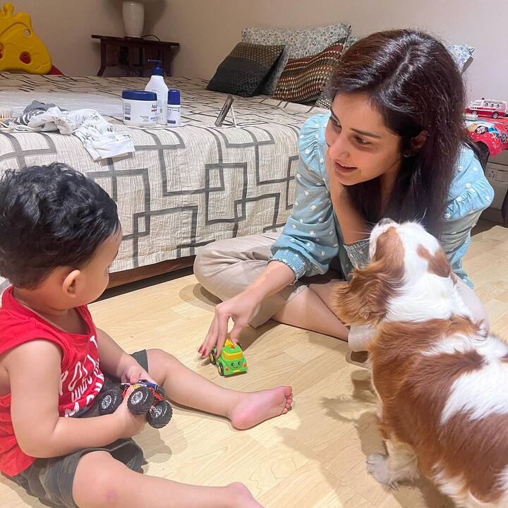 தற்போது, காஜலின் குழந்தையான நீல் கிட்சுலுவை நடிகை ராஷி கண்ணா நேரில் சென்று சந்தித்து விளையாடியுள்ளார்.