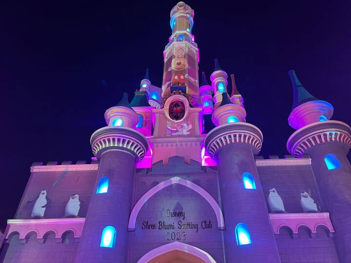 Their expansive pandal and the enchanting idol of Goddess Durga create an ambiance reminiscent of a movie set. (Image Source: Shreya Khandelwal)