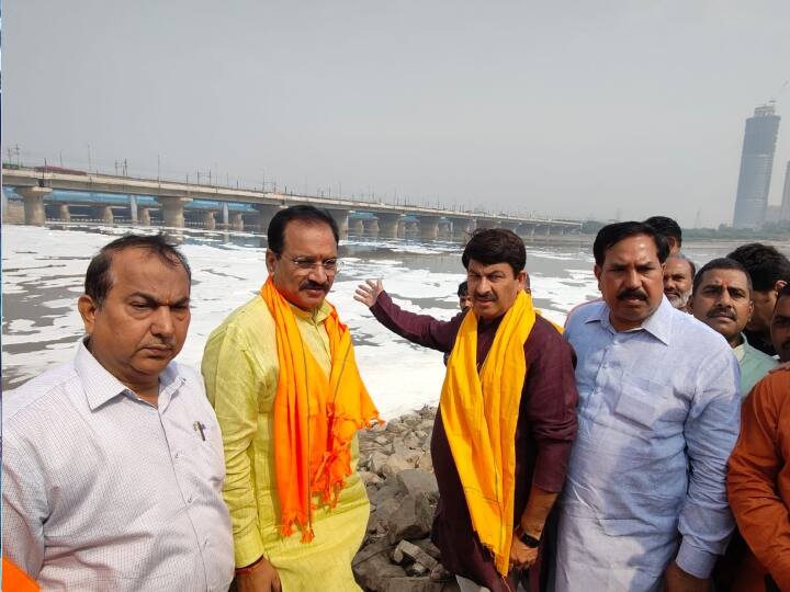 Watch Virendra Sachdeva Manoj Tiwari reached Yamuna Ghat inspected pollution level  Watch: BJP नेता वीरेंद्र-मनोज ने यमुना के पानी का किया मुआयना, कहा- 'छठ से पहले यहां का ये हाल पूर्वांचल विरोधी सोच का पर्याय'