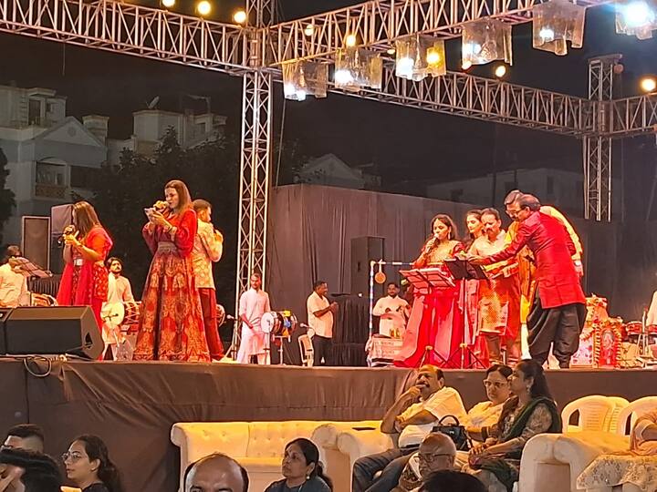 ગુજરાતમાં નવરાત્રિનો અનેરો ઉત્સાહ ખેલૈયાઓમાં જોવા મળી રહ્યાં છે