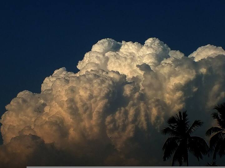 বহুদিন পর এবার বৃ্ষ্টিহীন পুজোর আনন্দ পেতে পারে রাজ্যবাসী। যদিও নবমী ও দশমীতে হালকা বৃষ্টি ও মেঘলা আকাশের সম্ভাবনা রয়েছে কোথাও কোথাও।