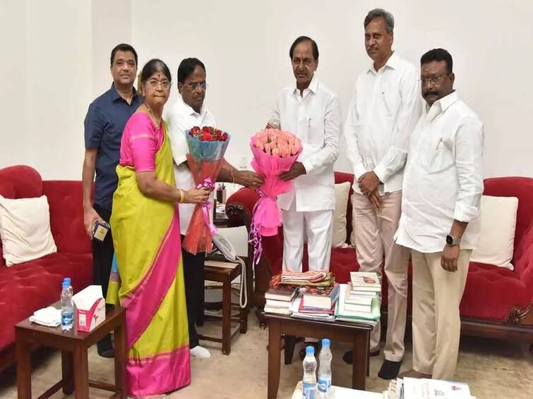 Ponnala Lakshmaiah joined the BRS party in the presence of KCR Ponnala Lakshmaiah: బీఆర్ఎస్‌లో చేరిన పొన్నాల లక్ష్మయ్య  -  కండువా కప్పి ఆహ్వానించిన సీఎం కేసీఆర్