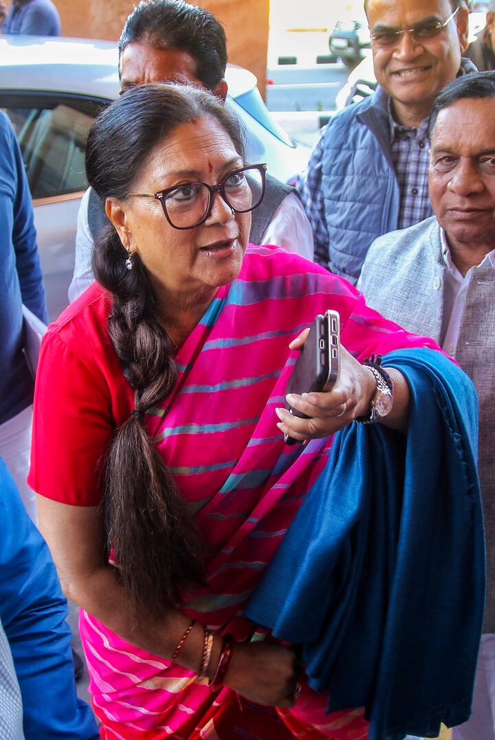 इस सवाल के जवाब में 43 फीसदी लोगों का ये मानना है कि वसुंधरा राजे को मुख्यमंत्री पद का चेहरा घोषित नहीं करना बीजेपी के लिए फायदेमंद साबित हो सकता है.