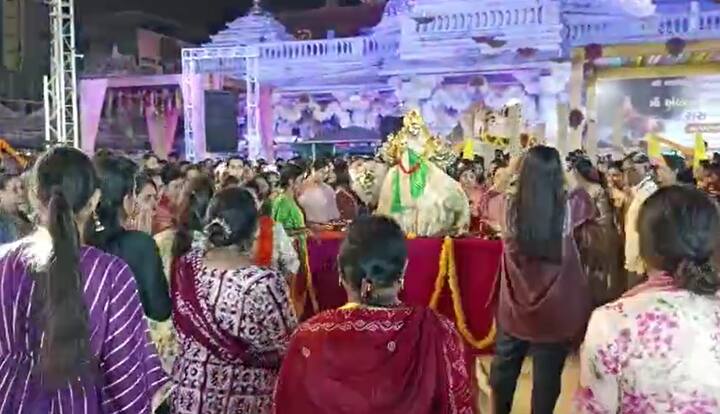Garba: પ્રથમ નોરતે અંબાજીમાં માહોલ જામ્યો, ચાચર ચોકમાં મહિલાઓના ગરબાની રમઝટ, જુઓ.....
