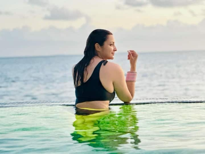 Parineeti Chopra Maldives Vacation without Raghav Chadha shared sensuous photo from pool clicked by sister in law पति को छोड़ मालदीव पहुंचीं Parineeti Chopra ने शेयर की सेंशुअस तस्वीर, इस खास शख्स ने की है क्लिक