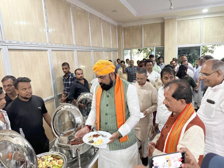 BJP leader Vijay Kumar Sinha organized fruit distribution program regarding Navratri 2023 Navratri 2023: नेता प्रतिपक्ष विजय सिन्हा ने आयोजन किया फलाहार वितरण कार्यक्रम, सनातन विरोधियों पर कह गए बहुत कुछ
