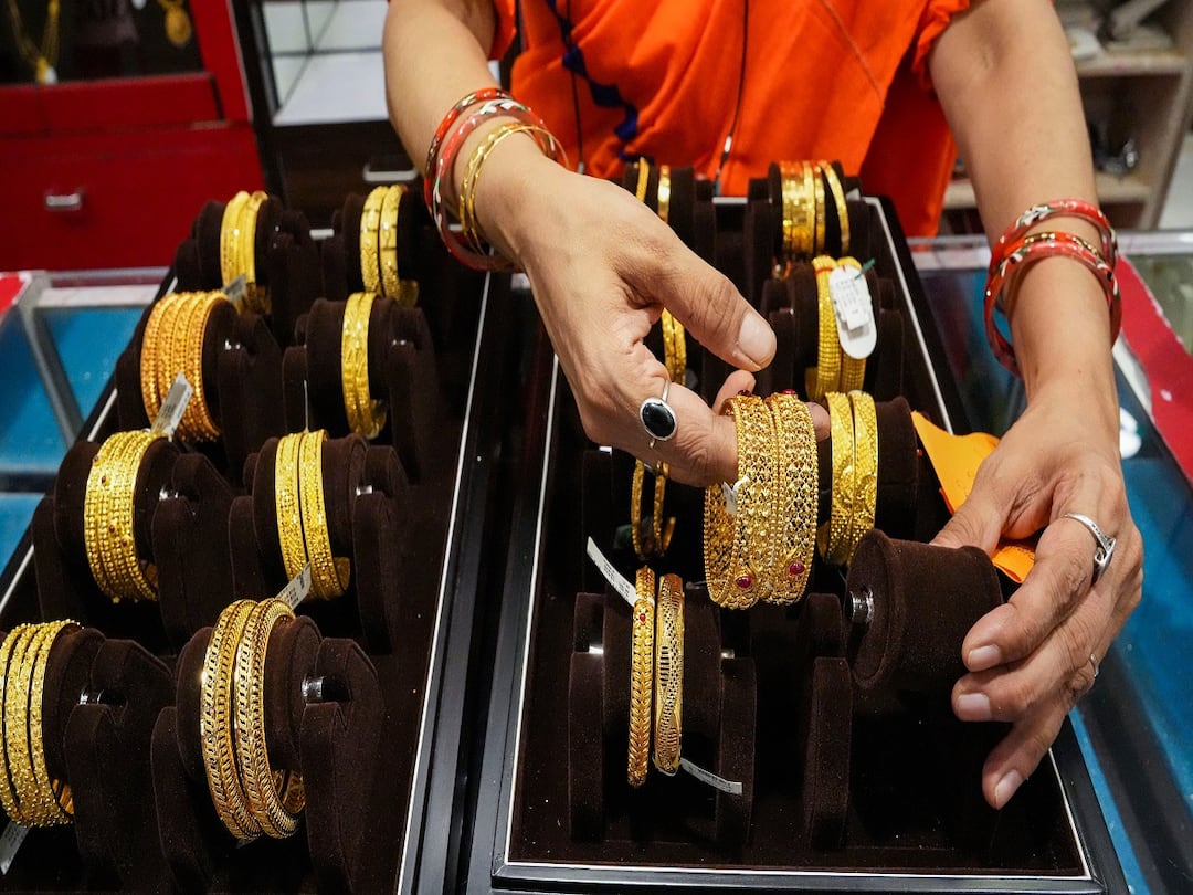 Gold Silver Price Hike: Impact of Israel-Hamas war gold price rises by Rs 2200 in 10 days silver also shines Gold Silver Price Hike: ઇઝરાયેલ-હમાસ યુદ્ધની અસર, 10 દિવસમાં સોનાના ભાવમાં 2200 રૂપિયાનો વધારો, ચાંદીમાં પણ ચળકાટ