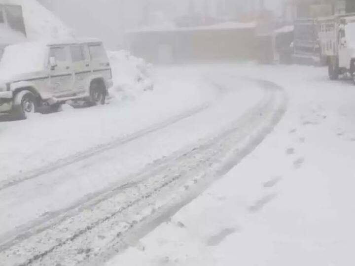 Himachal Pradesh Weather Update Snowfall in Lahaul Spiti Kullu Kangra Kinnaur Chamba Sirmaur Temperature Down ANN Himachal Snowfall: हिमाचल के ऊंचाई वाले इलाकों में बर्फबारी, तापमान में भारी गिरावट, लोगों को किया गया सतर्क