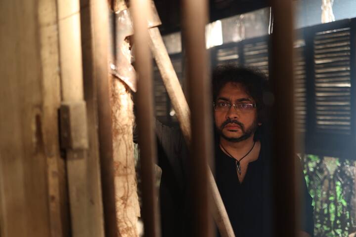 '২২ শ্রাবণ'-এর প্রবীর রায়চৌধুরী ও 'ভিঞ্চি দা'-র বিজয় পোদ্দার, এই দুই চরিত্রকে একই গল্পে নিয়ে আসছেন সৃজিত। কলকাতা ও তার আশেপাশের অঞ্চলেই হয়েছে ছবির শ্যুটিং।