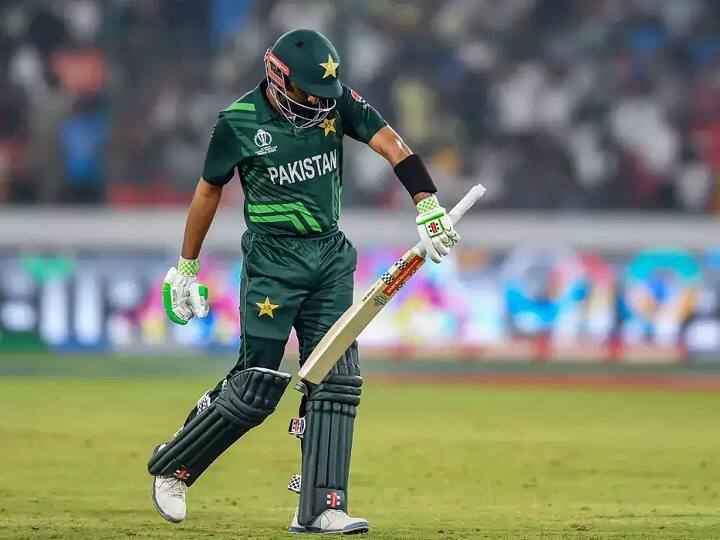 Pakistan Fan breaks TV after Babar Azam Wicket IND vs PAK World Cup 2023 IND vs PAK: बाबर आजम आउट हुए तो नन्हे फैन ने तोड़ डाला टीवी, खूब वायरल हो रहा वीडियो