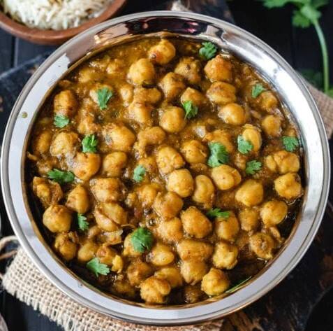 ચણા પ્રોટીનનો ખૂબ જ સારો સ્ત્રોત છે. આ પ્રોટીનનો ફાયદો એ છે કે તે સરળતાથી પચી જાય છે. વજન વધારવું હોય તો ચણાને ગોળમાં ભેળવીને ખાવ.