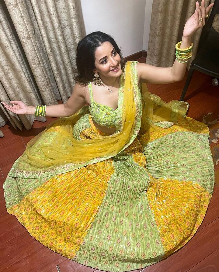 ચણીયાચોળીમાં અભિનેત્રી ખૂબ જ સુંદર લાગી રહી છે. એક્ટ્રેસે શાનદાર પોઝ આપ્યા છે.