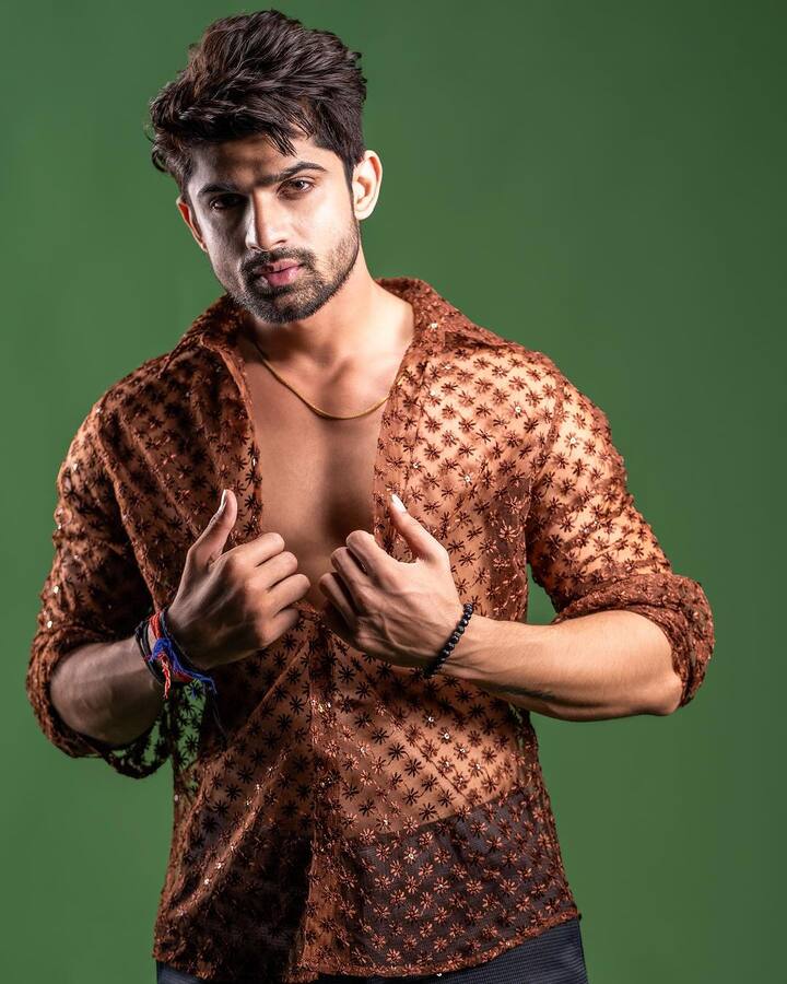 अभिषेकला इन्स्टाग्रामवर 620K फॉलोवर्स आहेत.