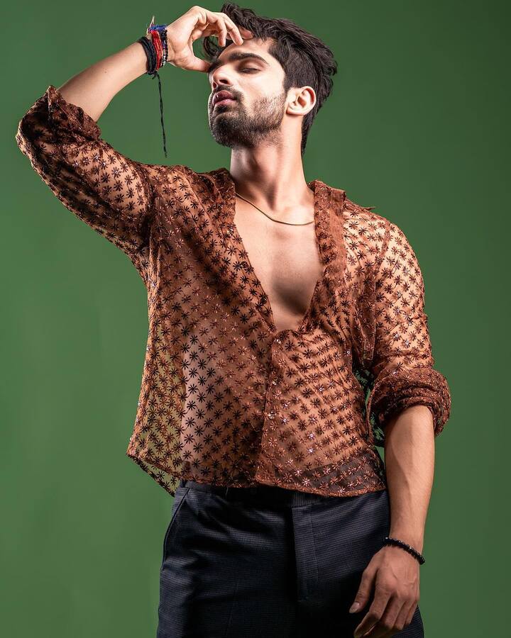 अभिषेक हा सोशल मीडियावर देखील अॅक्टिव असतो. त्याच्या सोशल मीडियावरील पोस्टला नेटकऱ्यांची पसंती मिळते.