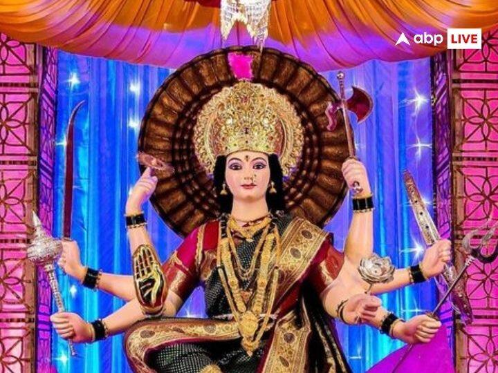 दुर्गा सप्तशती के पाठ में 700 श्र्लोकों का वर्णन है. इसीलिए इस पाठ को सप्तशती कहा जाता है. नवरात्रि के दौरान इस पाठ को करना बेहद शुभ और फलदायी माना जाता है. इस चमत्कारी पाठ से हर मुश्किल आसान हो जाती है.