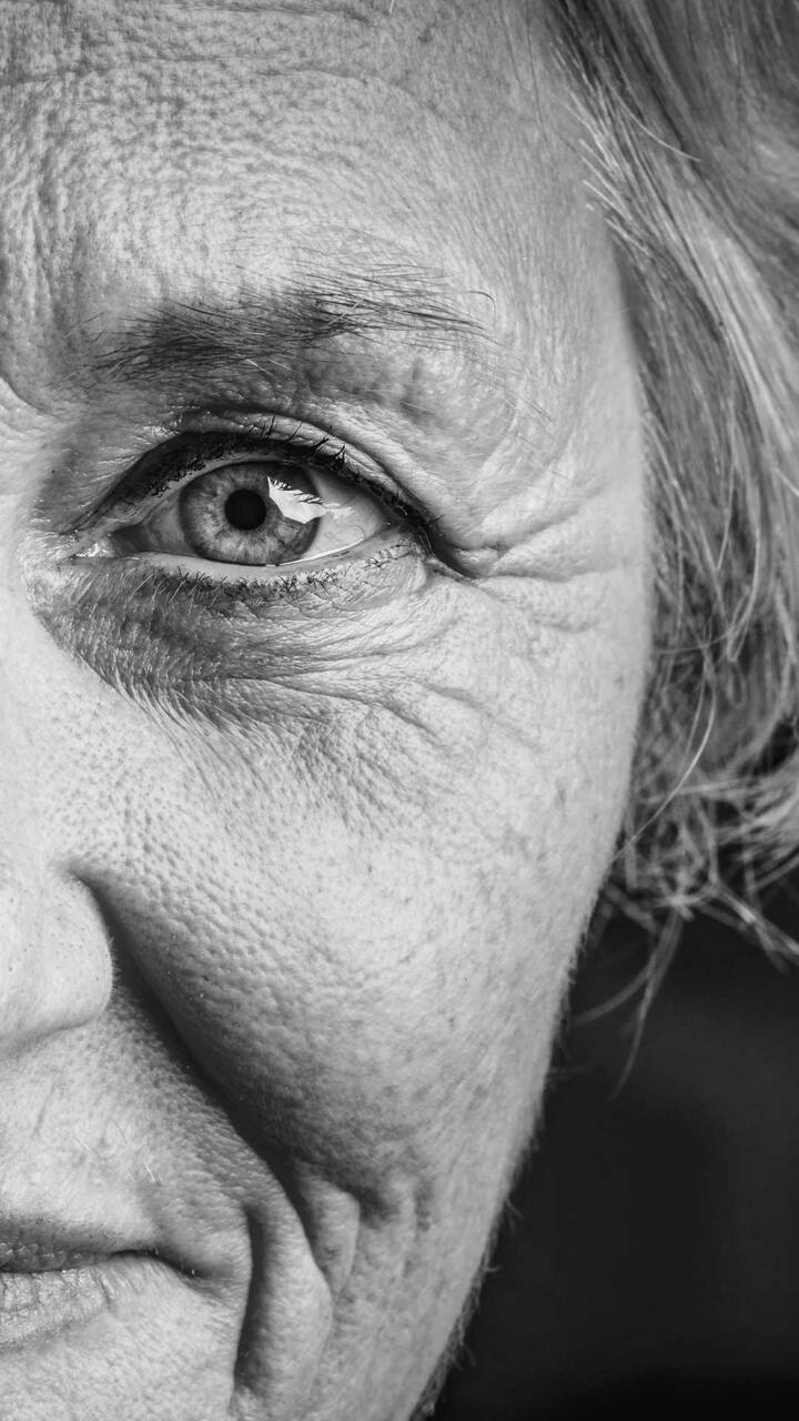 सुरकुत्या येण्यामागची कारणं कोणती? (Photo Credit :unsplash)