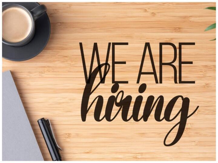 इन पद पर आवेदन करने के लिए कैंडिडेट्स को 1000 रुपये शुल्क देना होगा. आरक्षित श्रेणी को शुल्क नहीं देना है. सेलेक्ट होने पर सैलरी महीने के 40 हजार से लेकर 1,40,000 रुपये तक है.