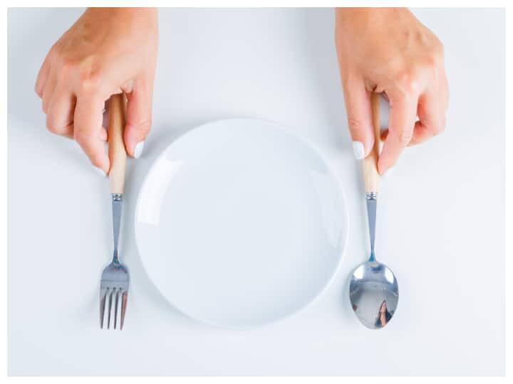 વ્રત દરમિયાન સારી ઊંઘ લેવી ખૂબ જ જરૂરી છે. જો આપણે મોડી રાત સુધી જાગતા રહીએ તો આપણને ખાવાની વધુ ઈચ્છા થાય છે. જો આપણે પૂરતી ઊંઘ લઈએ તો તે મનને ભૂખથી દૂર રાખવામાં મદદ કરે છે. બપોરના સમયે થોડી નિંદ્રા લેવાથી પણ ભૂખ નિયંત્રણમાં રહે છે. ઊંઘથી શરીરને આરામ મળે છે અને ભૂખ ઓછી લાગે છે.