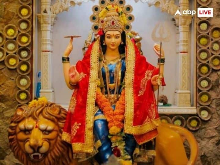 दुर्गा सप्तशती का पाठ करने से सभी चिंताओं से मुक्ति मिलती है. इस पाठ से हर मुश्किल आसान हो जाती है. दुर्गा सप्तशी का पाठ नवरात्रि में पूरे नौ दिन करने से दुश्मनों का नाश होता है.