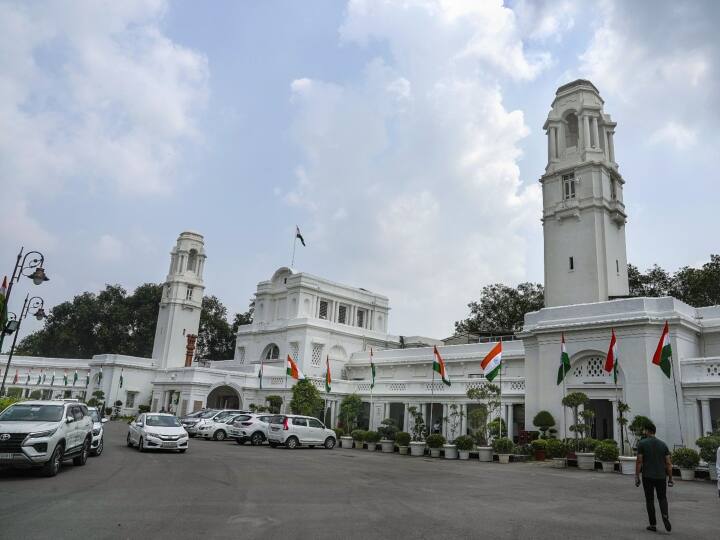 Delhi Weather Update Tuesday 17 October IMD Forecast Clouds In Sky Temperature Will Decrease Delhi Weather Update: दिल्ली में आसमान में छाए बादल, गिरने वाला है पारा, जानें- कल कैसा रहेगा मौसम?