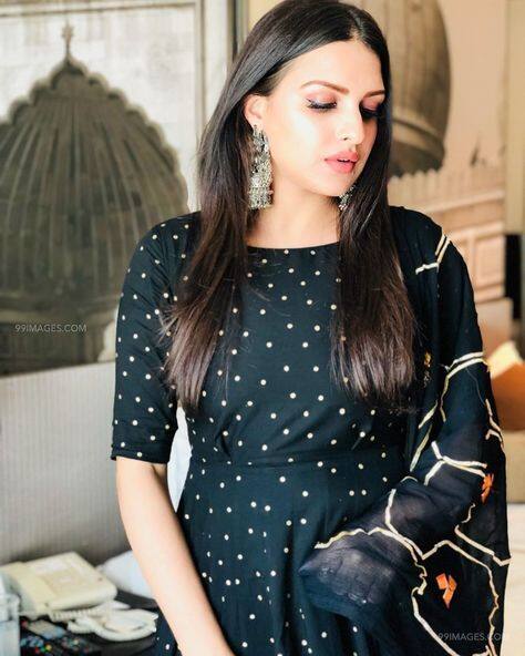 ਇਸ ਦੇ ਜਵਾਬ 'ਚ ਹਿਮਾਂਸ਼ੀ ਬੋਲੀ ਸੀ, 'ਸਭ ਕਹਿੰਦੇ ਨੇ ਐਸ਼ਵਰਿਆ ਰਾਏ।' ਐਸ਼ਵਰਿਆ ਦਾ ਨਾਮ ਸੁਣਦੇ ਹੀ ਸਲਮਾਨ ਦੇ ਚਿਹਰੇ ਦੇ ਹਾਵ ਭਾਵ ਬਦਲਦੇ ਹੋਏ ਨਜ਼ਰ ਆਏ ਅਤੇ ਦੂਜੈ ਕੰਟੈਸਟੈਂਟ ਹੱਸਣ ਲੱਗ ਪਏ।