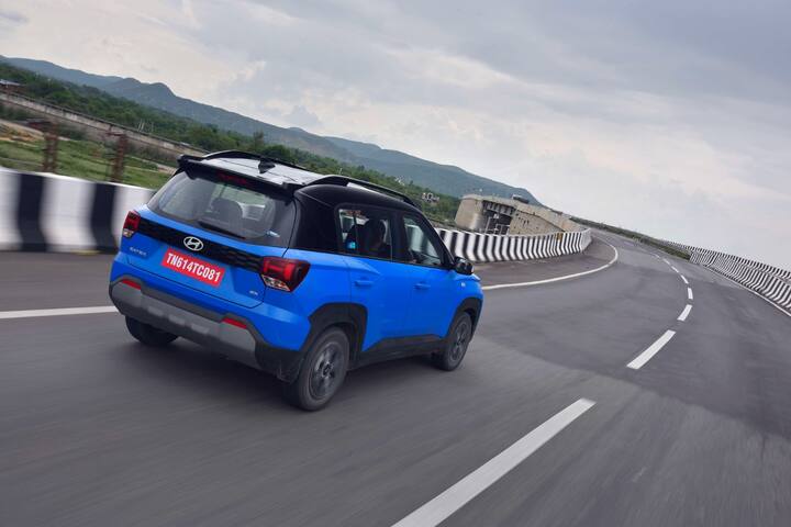 1197cc वाली ये माइक्रो एसयूवी पेट्रोल और सीएनजी दोनों वेरिएंट में उपलब्ध है और इसका माइलेज 19.2 किलोमीटर/लीटर से लेकर 27.1 kmpl तक का है. ये एक 5 सीटर कार है.