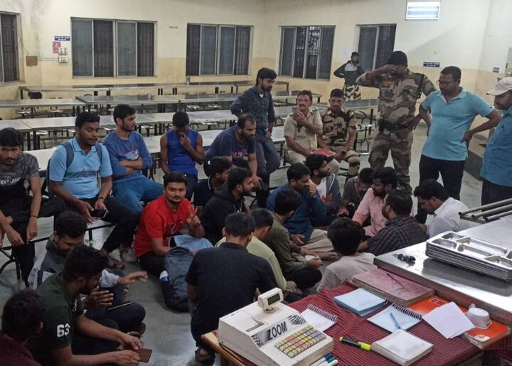 जेवणात झुरळ आढळल्याच्या प्रकाराने विद्यार्थी संतप्त झाले.