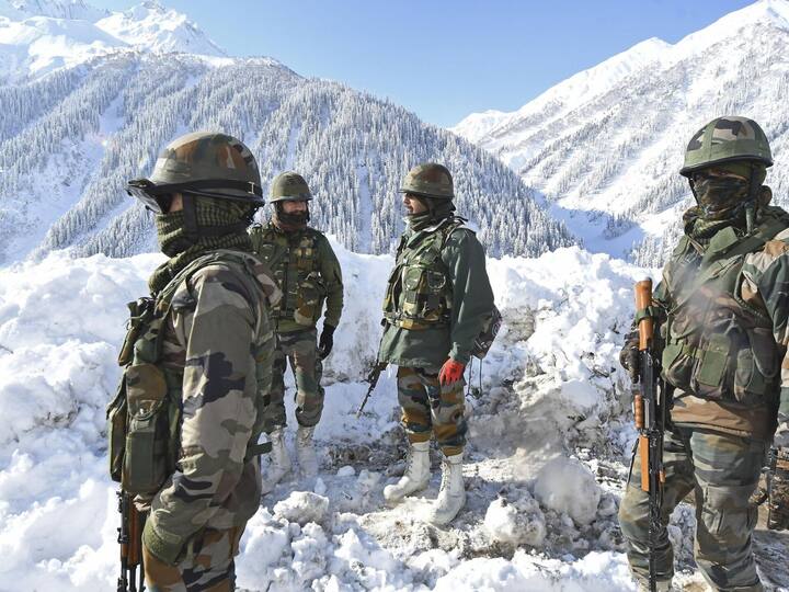 indian army on lac new shelters for indian soldiers special fuel batteries for tanks ladakh winter Indian Army : नवे शेल्टर्स, स्पेशल फ्युएल आणि बॅटरी... लडाखमधील गोठवणाऱ्या थंडीत बचावासाठी सैन्याचा 'सुपर प्लान'