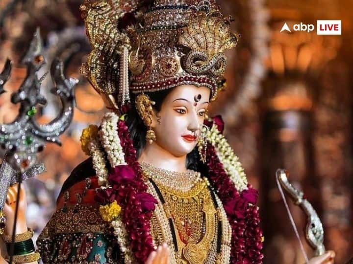 नवरात्रि आपके और आपके परिवार के लिए खुशियां लाएगी. इस नवरात्रि में दुर्गा सप्तशी का पाठ जरुर करें, इस पाठ को करने का बहुत महत्व है. इस पाठ के 21 मंत्रों का उच्चरण होना बेहद जरुरी है.