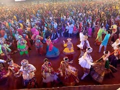 Navratri 2023 : 'કુમકુમ ના પગલા પડ્યા...',નવરાત્રિના પ્રથમ દિવસે રાજકોટમાં ઝૂમ્યા ખેલૈયા