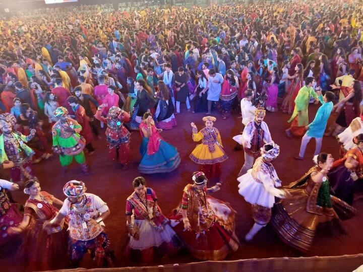 Navratri 2023: નવરાત્રિનો રંગ જામ્યો છે. નવરાત્રિના પ્રથમ દિવસે ખેલૈયાઓએ મન ભરીને ગરબાનો આનંદ લીધો હતો. રાજકોટ અને વડોદરામાં ખેલૈયાઓ પ્રથમ નોરતે ગરબે ઘૂમ્યા હતા.