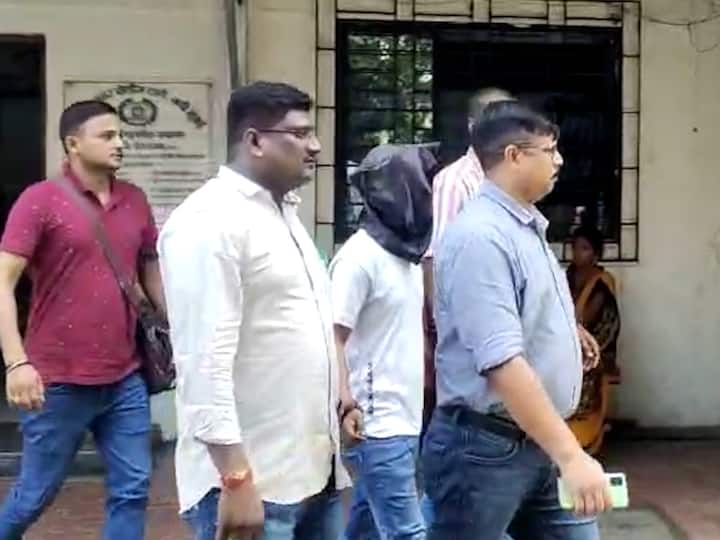 Panvel Police Arrested Uttar pradesh most wanted criminal in panvel he work as driver in ola uber cab Navi Mumbai Crime : उत्तर प्रदेशातील 33 गुन्ह्यातील मोस्ट वॅान्टेड आरोपी करत होता ओला-उबेर कॅबवर ड्रायव्हिंग; पनवेल पोलीसांकडून अटक
