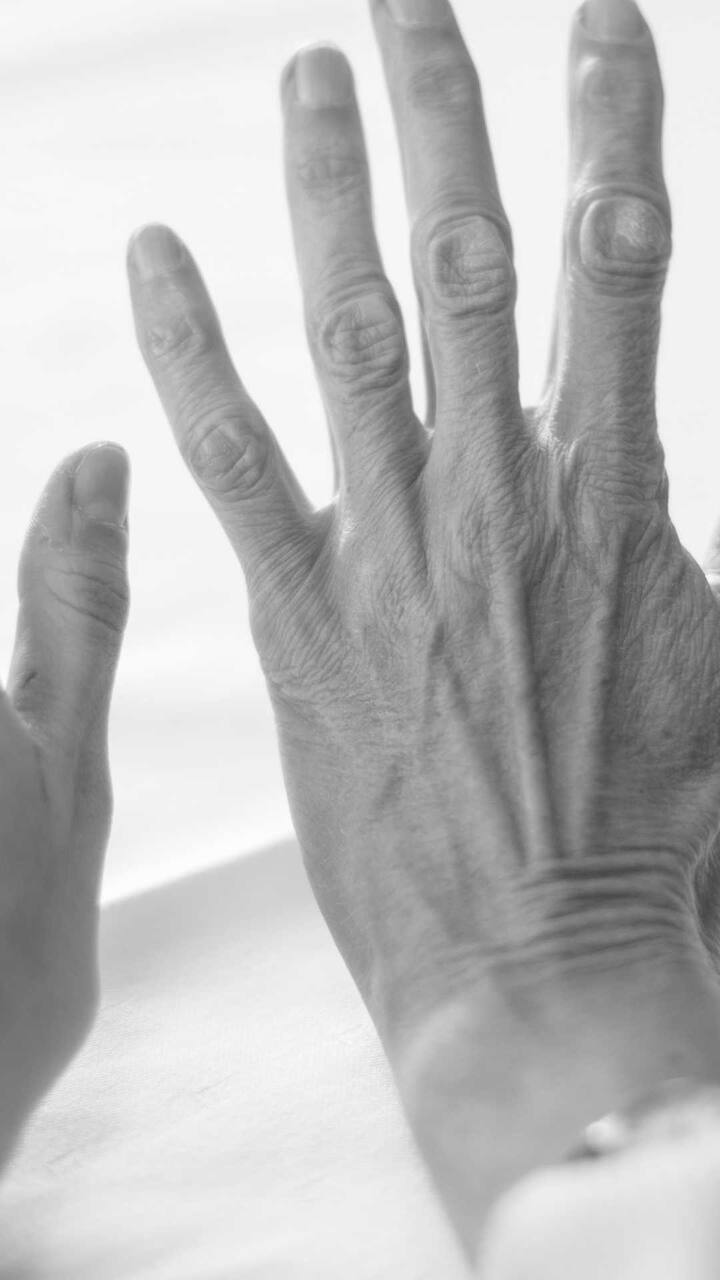 सूर्याच्या अतितीव्र किरणांमुळे त्वचेचं नुकसान होऊन रिंकल्स म्हणजेच सुरकुत्या येतात. (Photo Credit :unsplash)