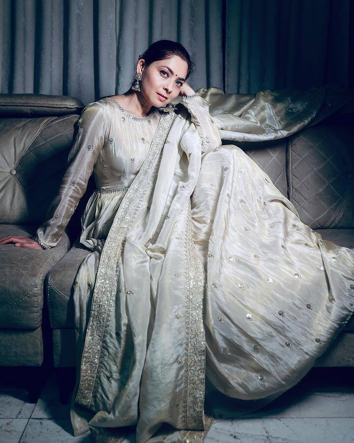 सोनाली ही तिच्या विविध लूकमधील फोटो सोशल मीडियावर शेअर करत असते.