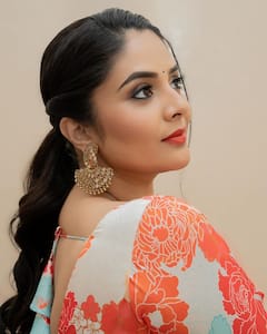 Sreemukhi Latest Photos : ఆరెంజ్ డ్రెస్​లో.. ఓ రేంజ్​లో ఉన్న శ్రీముఖి
