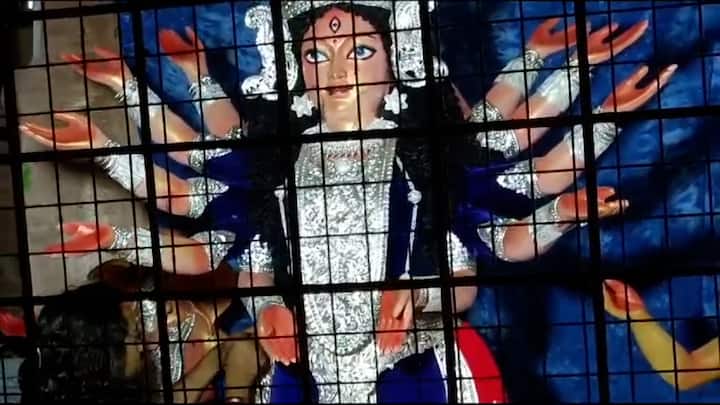 শিল্পী ভেবেছিলেন, এবার হীরে বা প্লাটিনাম দিয়ে ঠাকুর তৈরির বরাত পাবেন। কিন্তু করোনা পরবর্তীকালে সেই সঙ্গতি নেই উদ্যোক্তাদের।