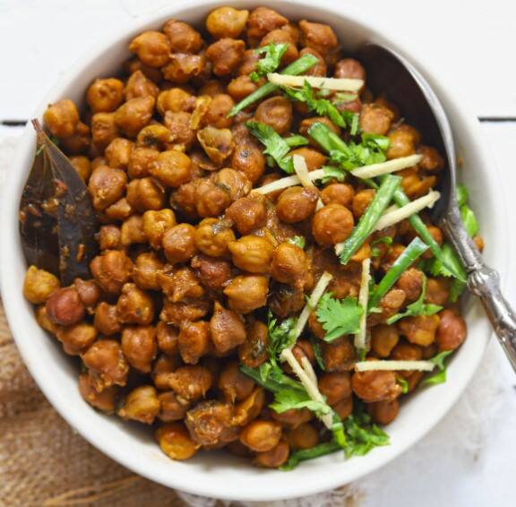 ચણા શરીરના વધારાના પાણીને સૂકવે છે. અસ્થમાના દર્દીઓ, બ્રોન્કાઇટિસ એલર્જીના દર્દીઓ અથવા જેઓ વધુ પડતા સોજાથી પીડાય છે. જો આવા દર્દીઓ સામાન્ય લોટમાં ચણાનો લોટ ભેળવીને ખાય તો તેનાથી શરીરમાં સોજો ઓછો થાય છે.