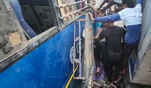 Accident between Dimple ST Bus and Rickshaw in Chhota Udepur Chhota Udepur: રેતી ભરેલા ડમ્પર, એસટી બસ અને છકડોનો વિચિત્ર અકસ્માત, સેન્ડવિચ બન્યો છકડો