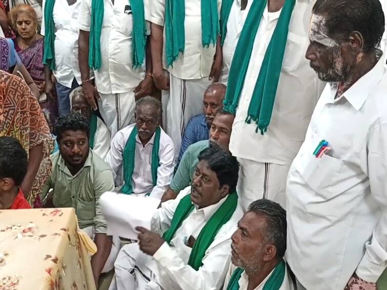 Farmers who sat on the ground in front of the Mayiladuthurai district collector and participated in dharna TNN இந்தாண்டு பருவ மழை தொடங்க உள்ள நிலையில் கடந்தாண்டு நிவாரணம் கேட்டு தர்ணாவில் ஈடுபட்ட விவசாயிகள்