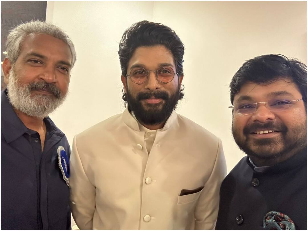 National Film Awards 2023 Allu Arjun Rajamouli Abhishek Abhishek Agarwal selfie Telugu dialogue on live National Film Awards 2023 : తగ్గేదే లే - తెలుగులో డైలాగ్ చెప్పిన బన్నీ, 'ఉప్పెన' దర్శకుడూ... 