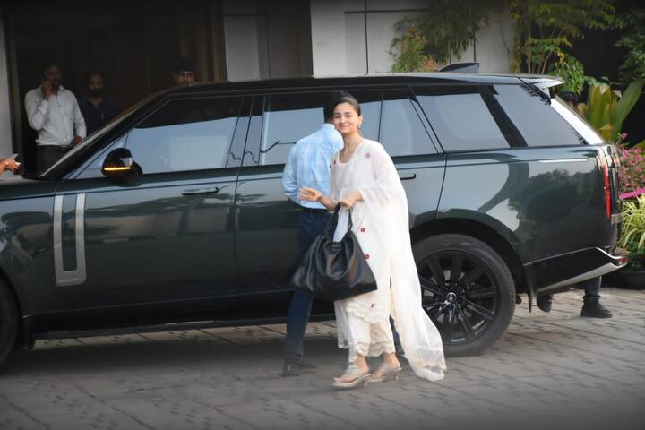 બોલિવૂડ એક્ટ્રેસ આલિયા ભટ્ટ અને એક્ટર રણબીર કપૂર જાહેર સ્થળો પર ભાગ્યે જ એક સાથે જોવા મળે છે. તાજેતરમાં જ બંનેને એરપોર્ટ પર સ્પોટ કરવામાં આવ્યા હતા.