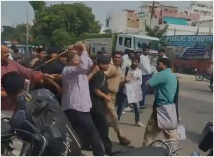 Allahabad University professor Dr Rakesh Singh was seen lathicharge on a student Video Goes Viral Prayagraj News ANN Allahabad University: इलाहाबाद सेंट्रल यूनिवर्सिटी में फिर हंगामा, प्रोफेसर ने छात्रों पर बरसाई लाठियां