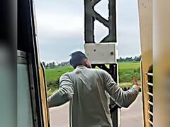 ट्रेन में कभी न करें ये गलती, वरना आपके साथ भी हो सकता है ये जानलेवा हादसा... देखें VIDEO