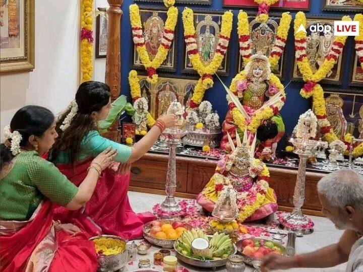 पूजा करते समय मंदिर के सामने आसान बिछाएं और उसपर बैठ कर पूजा करें. आसान पर बैठ कर ही पूजा करने का विधान है.