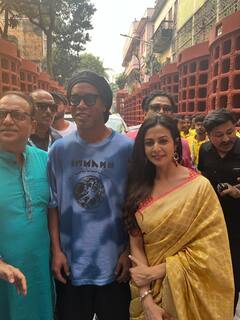 Brazilian Footballer Ronaldinho Visits Pandal In Kolkata- Take A Look
