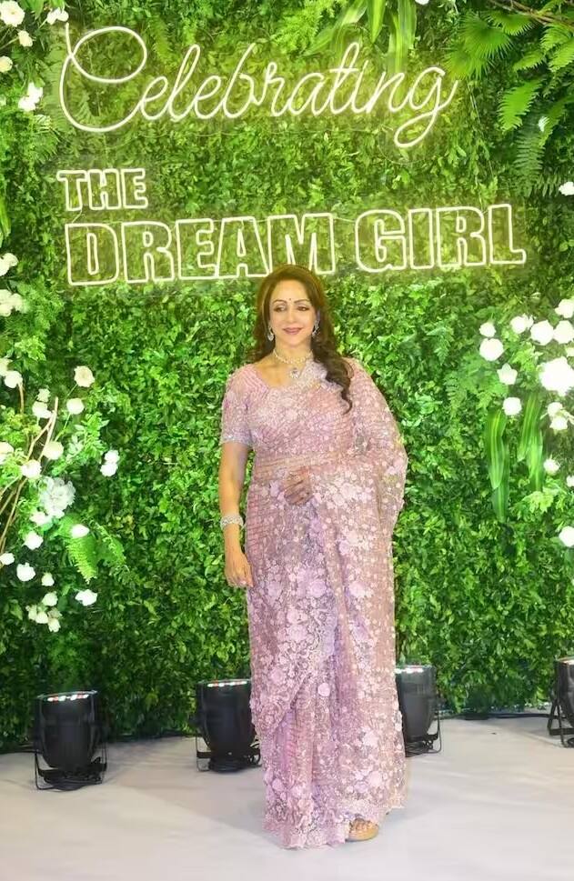 Hema Malini Birthday: બોલિવૂડની ડ્રીમ ગર્લ ગઈકાલે મુંબઈમાં તેના 75માં જન્મદિવસની ભવ્ય પાર્ટીનું આયોજન કર્યું હતું. હેમા માલિનીને શુભેચ્છા આપવા માટે તમામ બોલિવૂડ સ્ટાર્સ પાર્ટીમાં પહોંચ્યા હતા.