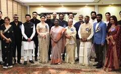 National Awards: রণবীরকে পাশে নিয়ে বিয়ের শাড়িতে আলিয়া, হইচইয়ের মধ্যেই খুঁজে নিলেন একটুকরো নিভৃতি, ‘পুষ্পা’র জাদু জাতীয় পুরস্কারেও