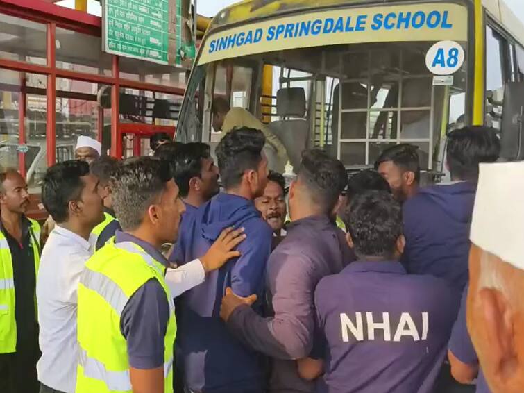 toll plaza clash between toll naka employees and students over collect toll on school bus at Junnar Pune Maharashtra Toll : टोल नाका कर्मचारी आणि विद्यार्थ्यांमध्ये तुफान राडा; स्कूल बसला टोल मागितल्यावरून वाद